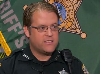 Bill Dunn, el policía del Condado de Seminole, en la Florida, que le salvó la vida a la niña de tres años abandonada por su madre dentro de un auto durante más de 12 horas