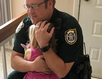 Poco después de que la niña saliera del hospital, el agente Bill Dunn tuvo la oportunidad de encontrarse con ella y abrazarla