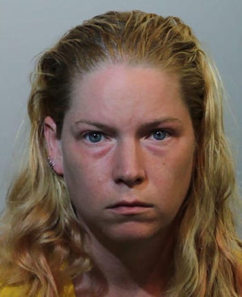 Casey Dyan Keller, la madre de la niña rescatada por el policía, fue arrestada bajo cargos de negligencia con graves daños corporales