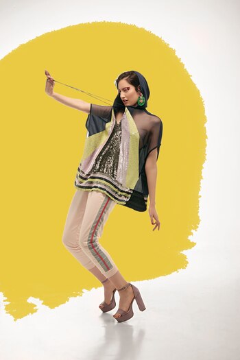 Buzo de tul con capucha