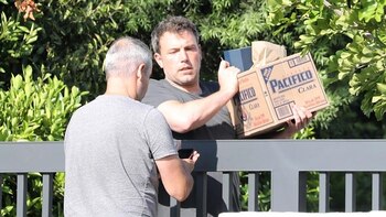 Ben Affleck recibiendo un delivery