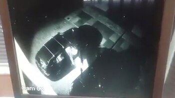 El criminal inspeccionaba el auto