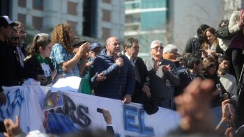 Luego de los incidentes de ayer, los trabajadores del Astillero Río Santiago se volvieron a reunir frente a la gobernación (Dino Calvo)