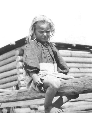 “Una niña sentada en la