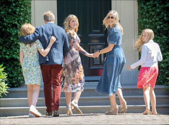 Los reyes junto a Amalia