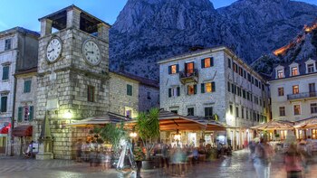 En Kotor, grandes buques transportan