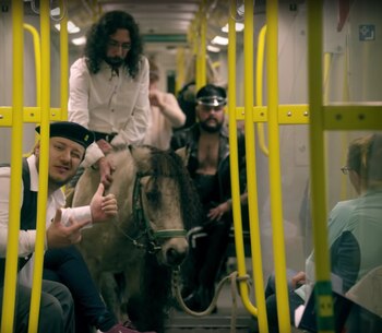 Kazim Akboga cantando “Is mir