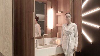 Gabi López junto al diseño