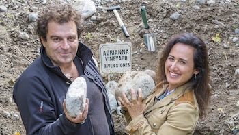 Laura Catena junto al enólogo