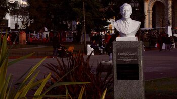 El busto de Néstor Kirchner en la plaza de Morón