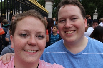 Kris Irvin junto a su