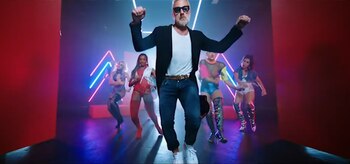 Gianluca Vacchi se destaca bailando