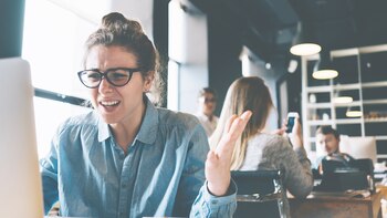 Un estudio comprobó que la falta de sueño contribuye a que la persona sea antisocial o tenga síntomas como malhumor (Getty Images)