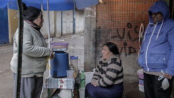A la izquierda de la imagen, Tina, una de las delegadas y referentes del barrio