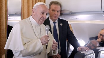 Francisco habló con periodistas en