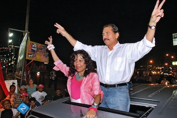 Daniel Ortega y su esposa,