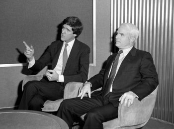 El republicano John McCain junto