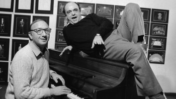 Neil Simon, al piano, junto