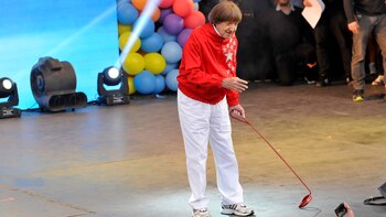 Su sentido del humor sigue