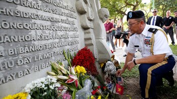 Flores y tributos en el