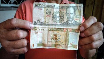 Un trabajador muestra un peso