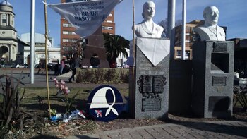 El pañuelo que fue colgado en el lugar donde estaba el busto de Néstor Kirchner (@torrillate)