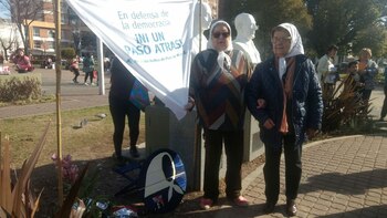 Hebe de Bonafini en la plaza de Morón (@pacoduranona)