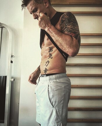 Alejando Fantino muestra sus tatuajes