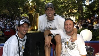 Manu junto con sus dos