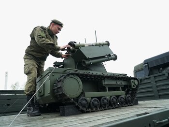 Un soldado prepara un tanque