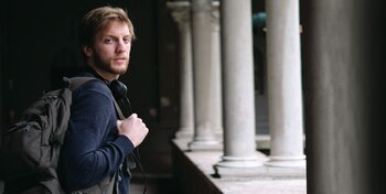 Mochila al hombro, el nuevo artista de Multitalent, llegó a Buenos Aires en julio.