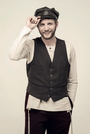 El 8 de agosto (derecha) debutó como Perchik en El violinista sobre el tejado en el teatro El Nacional, donde comparte escenario con Rocío Igarzábal, Julia Calvo y Raúl Lavié.