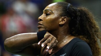 Serena Williams también fue víctima de la humedad y el calor