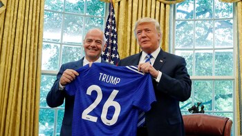Infantino le obsequió a Trump