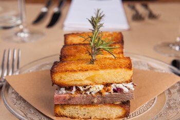 Un clásico sandwich de lengua