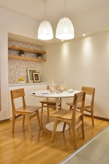 Comedor diario con lámparas colgantes