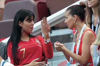 El anillo, en las gradas del