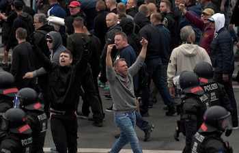 Un manifestante ultraderechista grita durante