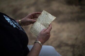 Carmen Gomez con una carta