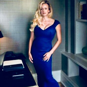 Daniels lució un vestido de