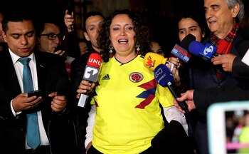 La senadora Angélica Lozano, promotora de la consulta anticorrupción, habla con la prensa a su llegada a una reunión con el presidente de Colombia, Iván Duque. (EFE/Leonardo Muñoz)