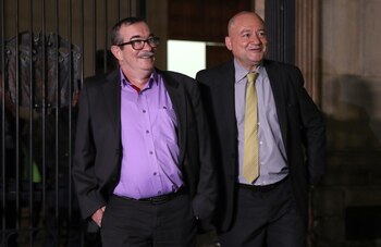 Los miembros del partido de las FARC Rodrigo Londoño y Carlos Antonio Lozada asisten a una reunión con el presidente de Colombia, Iván Duque. (EFE/Leonardo Muñoz)