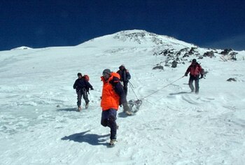 Un equipo de rescate la