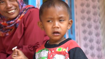 La madre le compra y