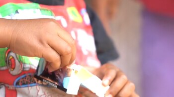 El niño fuma dos paquetes