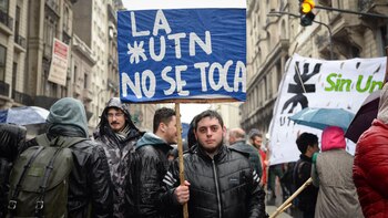 Bajo la lluvia, los manifestantes