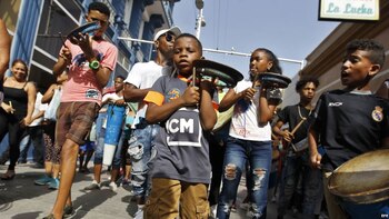 Niños participan en una típica