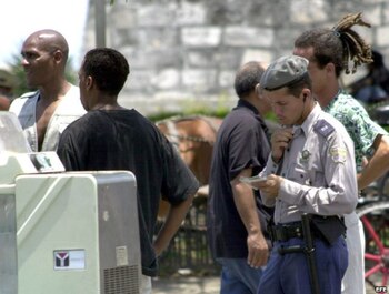Un policía cubano identifica a