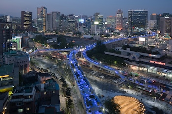 Vista nocturna del paseo de