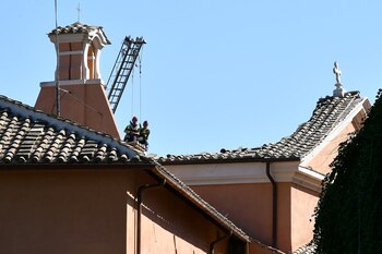 Bomberos trabajan en el techo